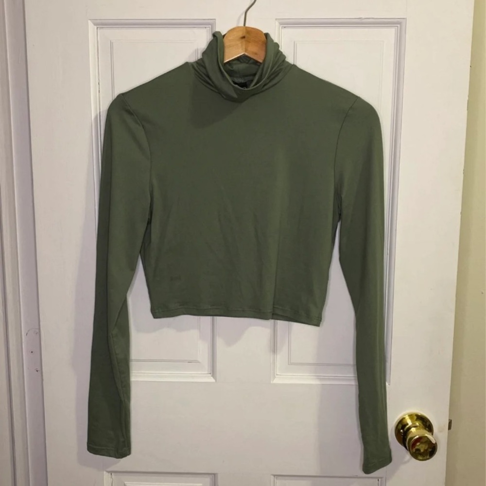Turtle neck crop top